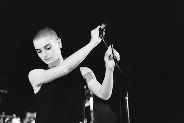 Sinead o'connor: Tribute to the Iconic Singer Who Passed Away at 56